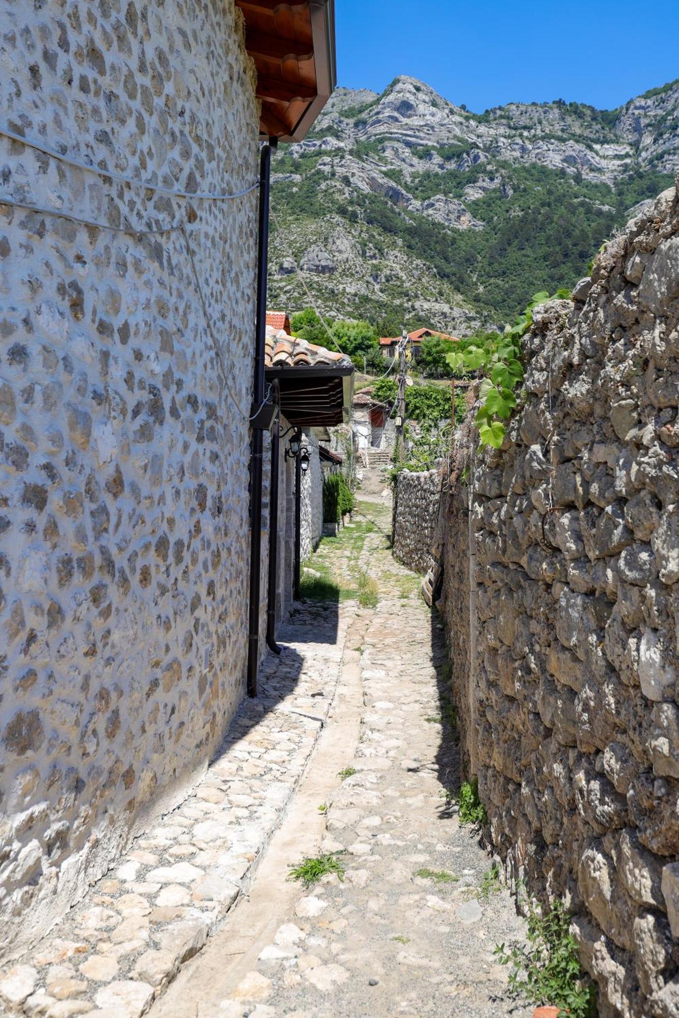 The House Of Dollma , Inside Kruja Castle Hotell Eksteriør bilde